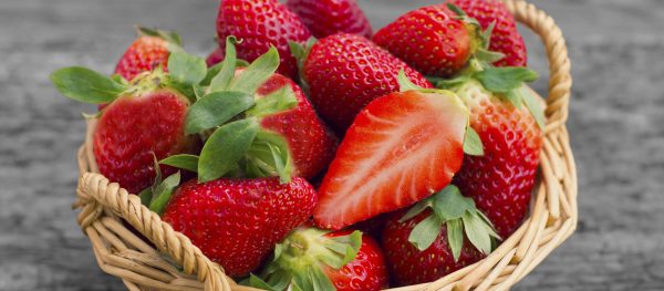 Wir starten wieder mit der fruchtig-süßen Erdbeerzeit. Genießen Sie Zuhause mit Ihren Liebsten unsere verführerischen Erdbeer-Kreationen.