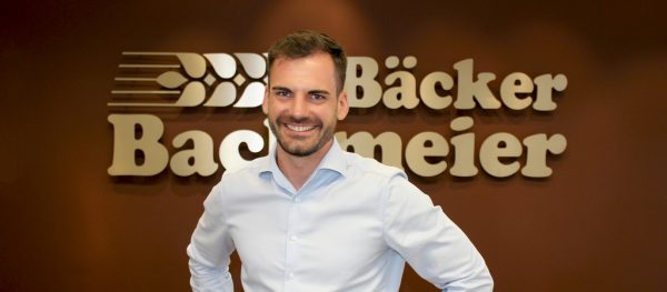 Lorenz Bachmeier junior vor Bäcker Bachmeier Logo